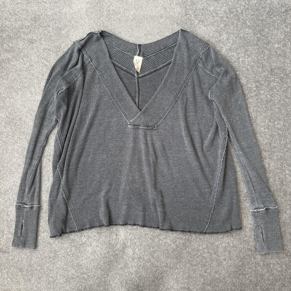 We The Free Shirt Womens XS Gray Thermal Waffle Knit V Neck Thumbholes Raw Hem